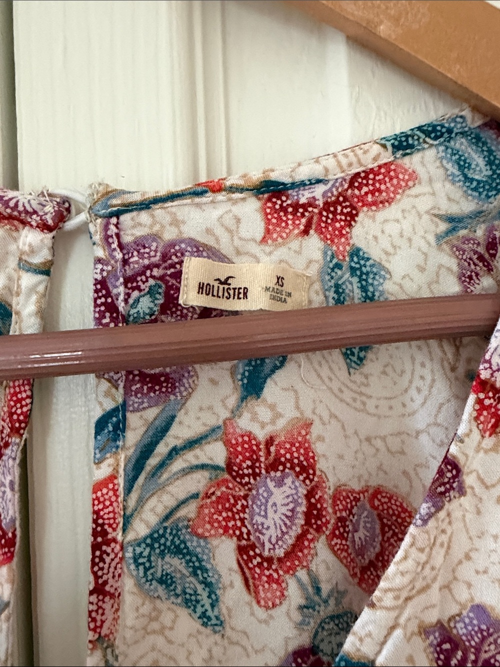 Hollister White Floral Wrap Romper with Red & Pink Blooms XS - Picture 3 of 5